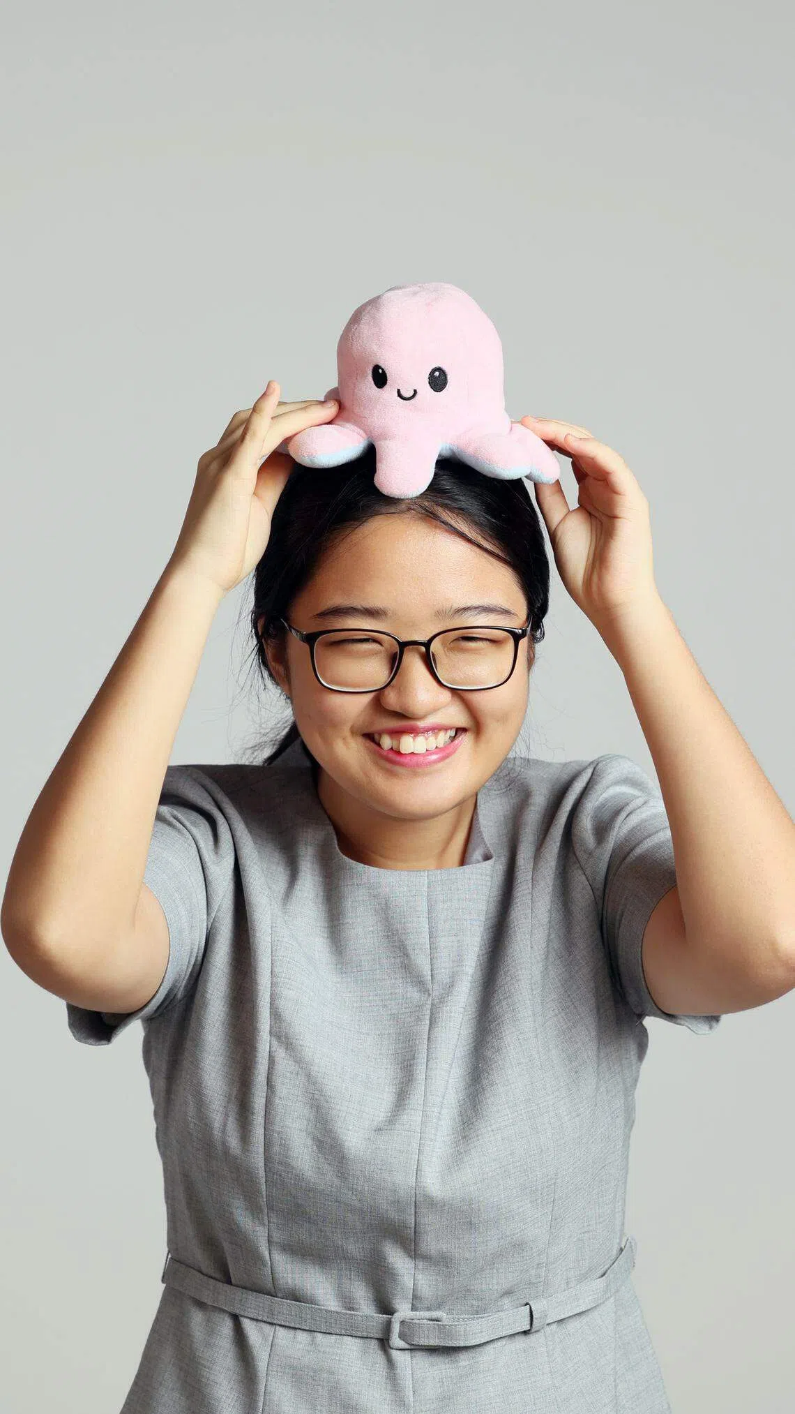 陈思洁手上的八爪鱼翻过来会变成苦瓜脸。苦与乐是一体两面，她说，乐观不代表内心快乐，悲观也不代表伤感。（龙国雄摄）