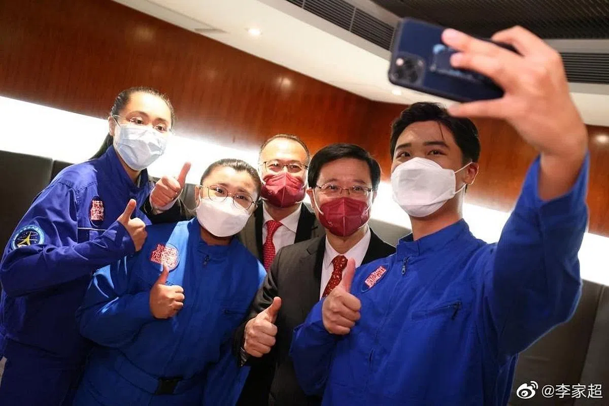 香港特首李家超（右二）在社交媒体发文感谢中国决定在港澳地区选拔荷载专家，并配上了他在中国国庆文艺晚会期间，与三名香港太空馆“少年太空人体验营”前学院的合影。（李家超微博）