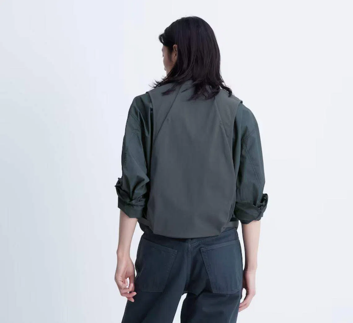 记者亲身测试过，Uniqlo背心后面的口袋大得能放下一台手提电脑。（Uniqlo提供）