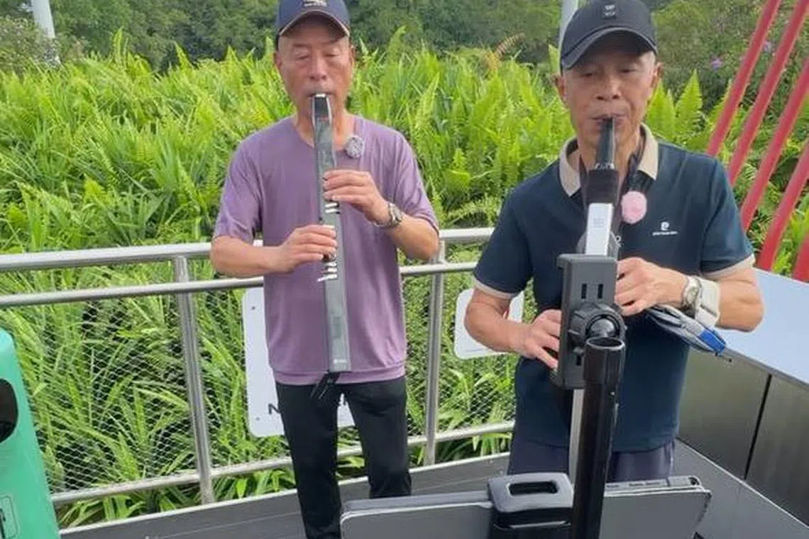 怕吵到邻居，马汉祥（左）和龚碧荣常相约在裕廊湖花园演奏电吹管。（翁铭芯摄）