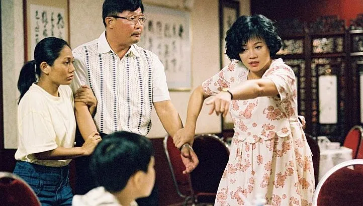 杨雁雁（右）在电影《爸妈不在家》里，和陈天文飙戏。（档案照）