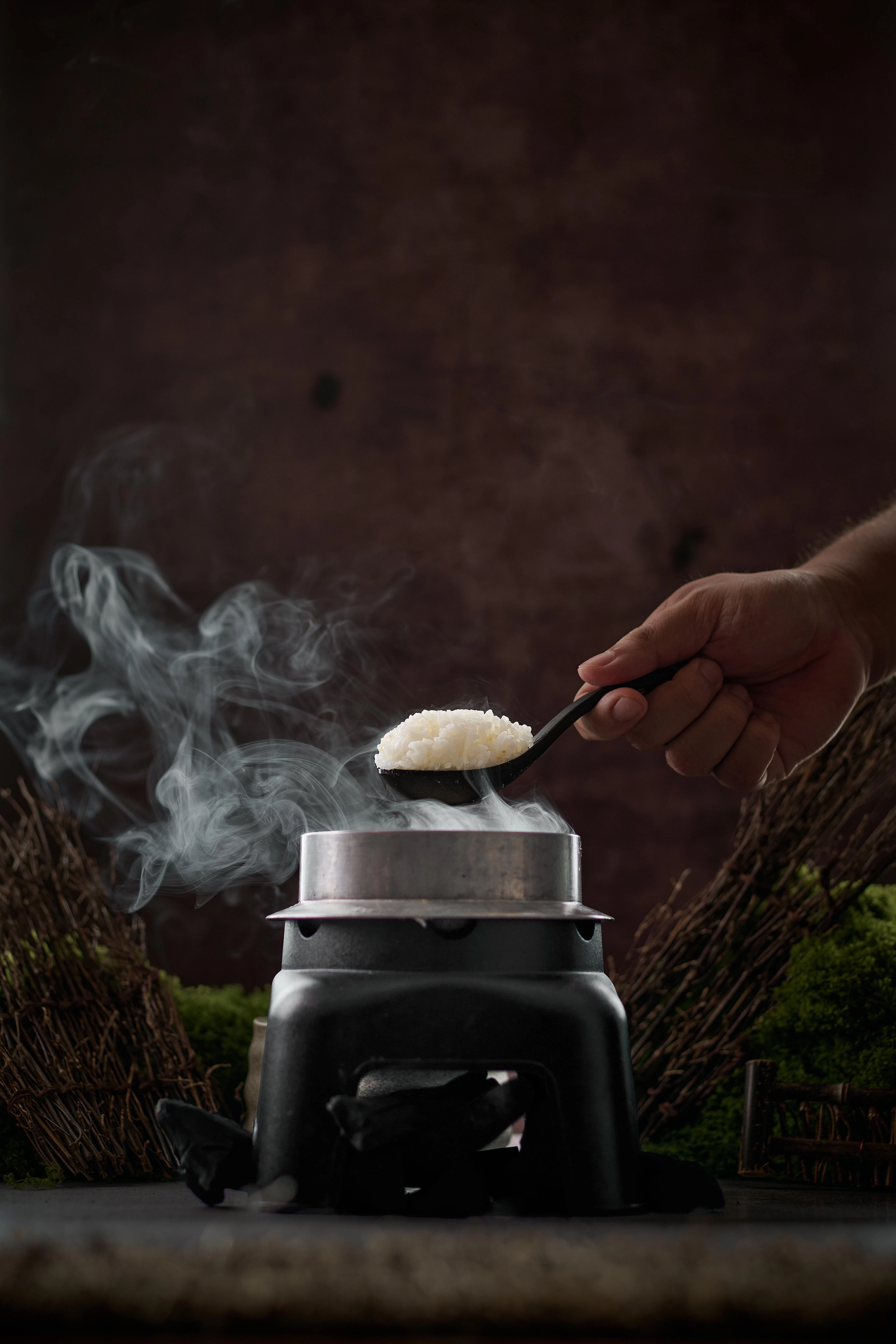 餐馆米饭以Kamado Joe陶瓷烤炉重现日本传统柴火煮饭工法，煮出的米饭颗颗分明，具有弹性。（餐馆提供）