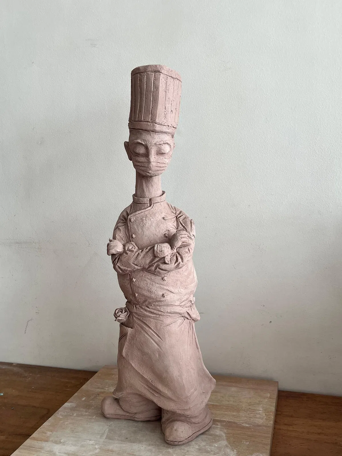 戴着口罩的厨师是梁志贤疫情下完成的陶艺作品。（叶晓虹摄）