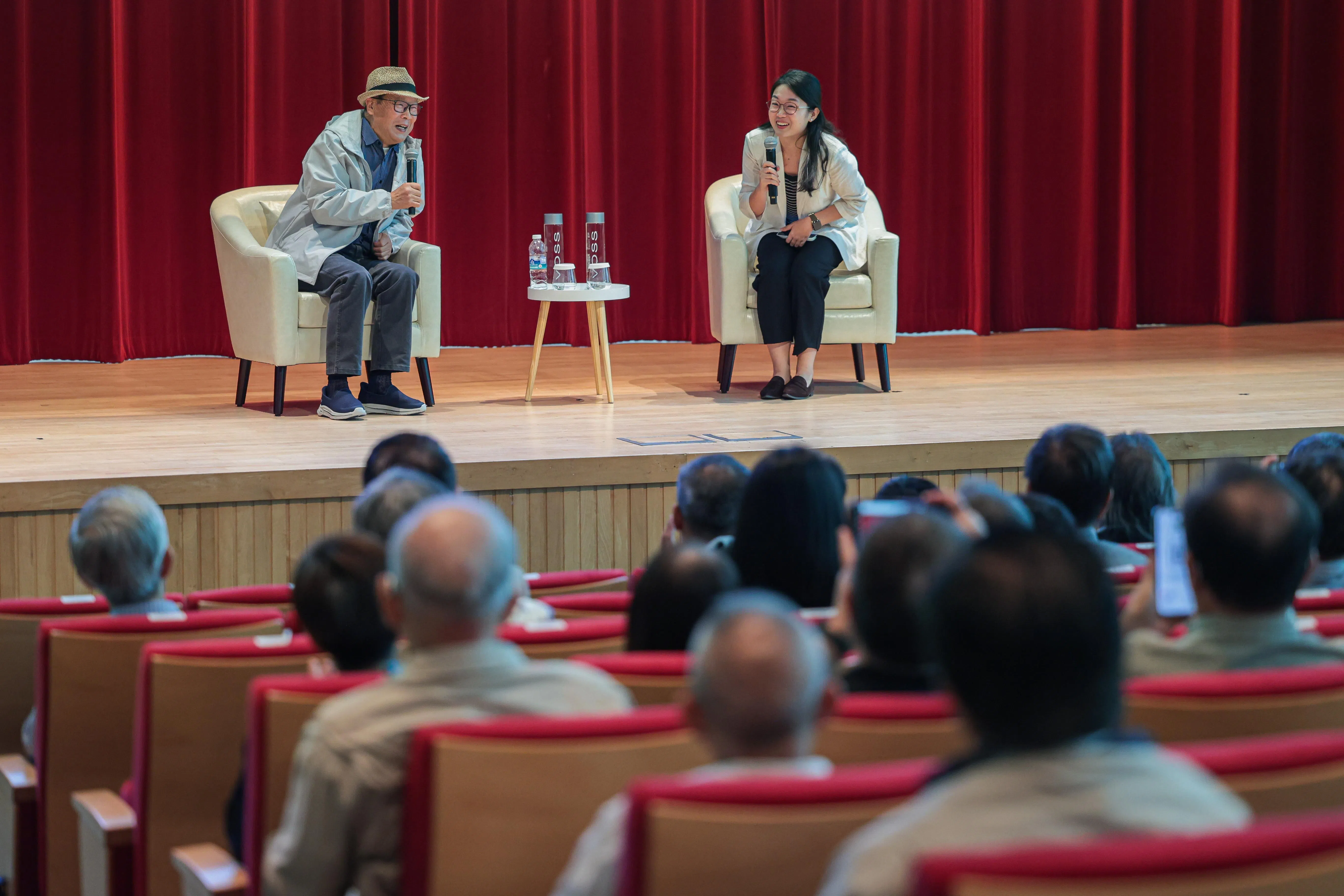 作家及上海城市文化研究者沈嘉禄（左），以“上海城市焕新面临的机遇和困惑”为题，在论坛上和观众分享了上海城市发展过程中的特性和挑战。分享会的主持人为《联合早报》影音群主任王舒杨（右）。（李冠卫摄）