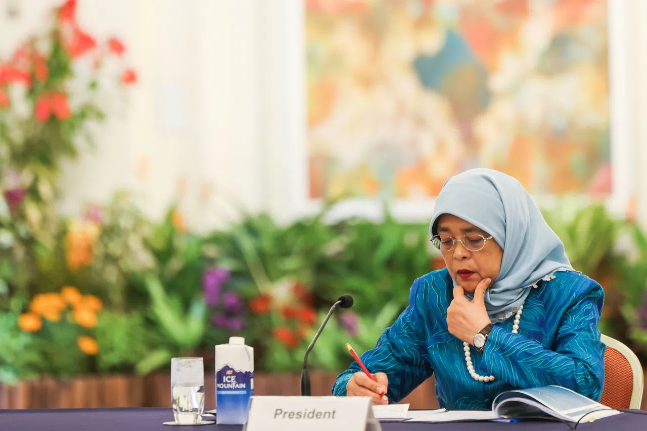 会议中的哈莉玛总统态度严谨，她在聆听、询问与认真思考后给予建议。（白艳琳摄）