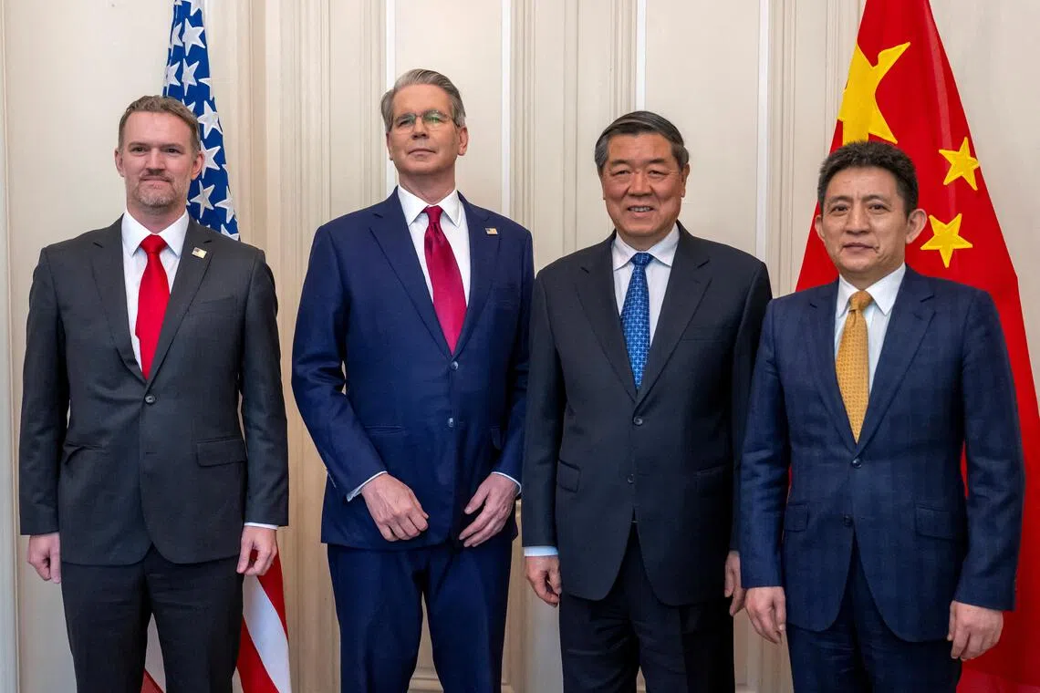 5月10日，（由左至右）美国贸易代表杰米森·格里尔、美国财政部长斯科特·贝森特、中国国务院副总理何立峰以及中国商务部国际贸易谈判代表兼副部长李成钢。（路透社）