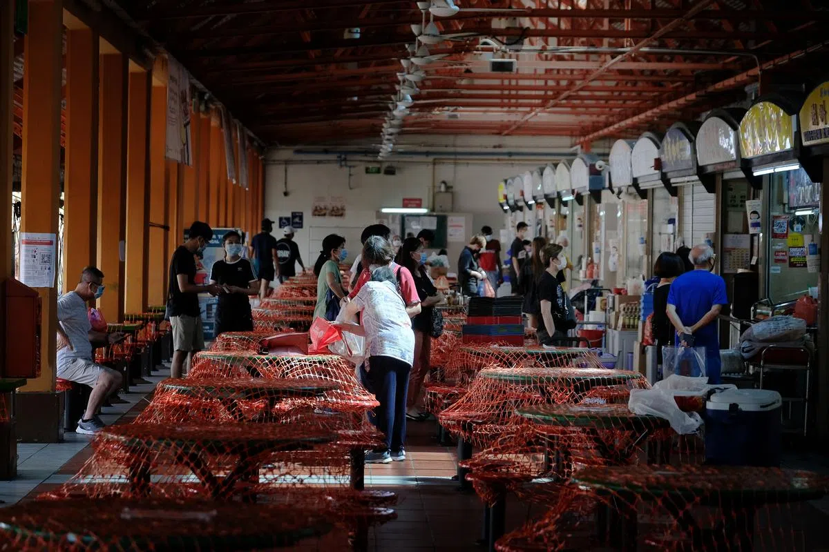 政府在高警戒解封第二阶段禁止堂食，麦士威熟食中心的餐桌椅都用网罩住，以阻止人们坐下。（曾坤顺摄于2021年6月10日）