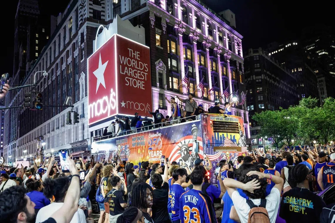 尼克斯球迷聚集在中央公园，庆祝球队拿下NBA总冠军。（法新社）