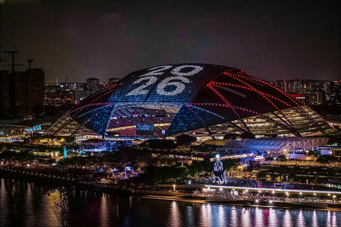 在去年的跨年倒数活动上，团队把2026的字样投射在穹顶上，迎接新一年的到来。（加冷汇提供）