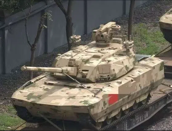 网传照片显示，编号开头“LZ”的中型坦克，装备105毫米主炮，特殊之处在拥有先进的防御系统。（互联网）