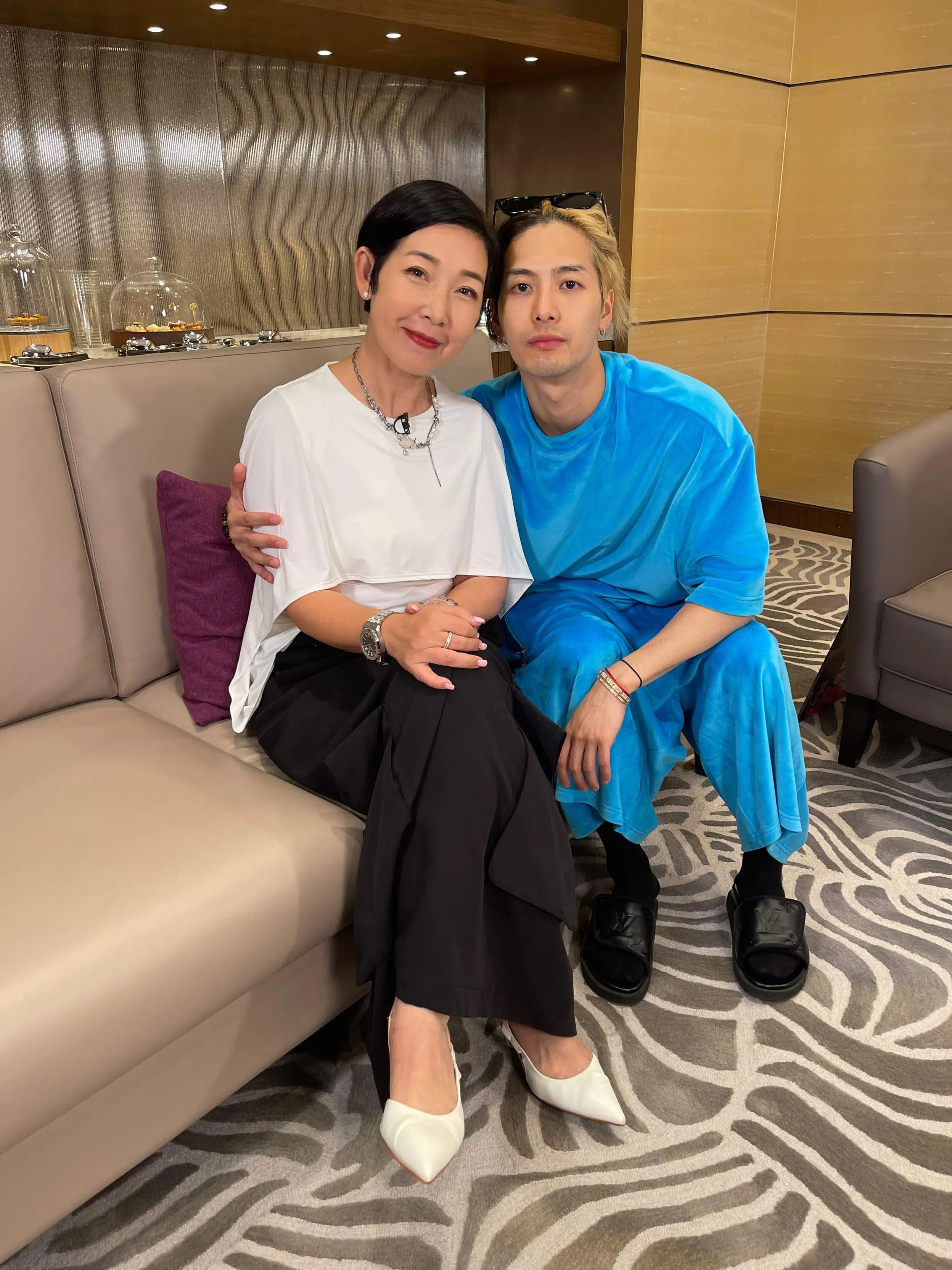 黎芷珊（左）首次访问王嘉尔，对他留下很好的印象。（TVB提供）