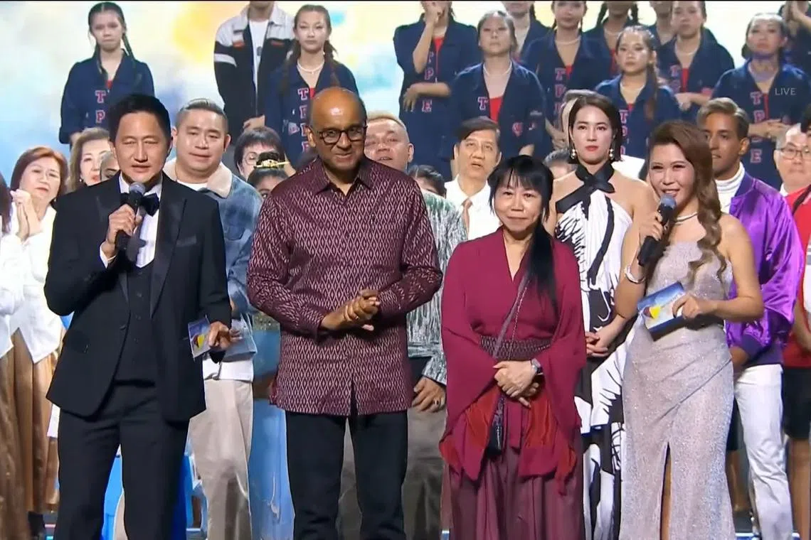 总统尚达曼（前排左二）和夫人珍一藤木（前排右二）出席“总统挑战之夜2024”。（视频截图）