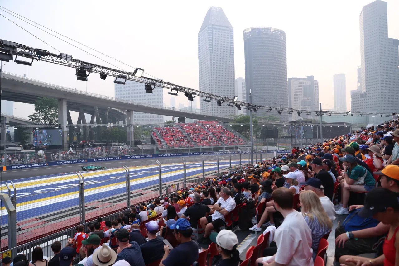 今年的F1新加坡大奖赛在烟霾笼罩下举行。图为10月9日的第一场练习赛。（白艳琳摄）