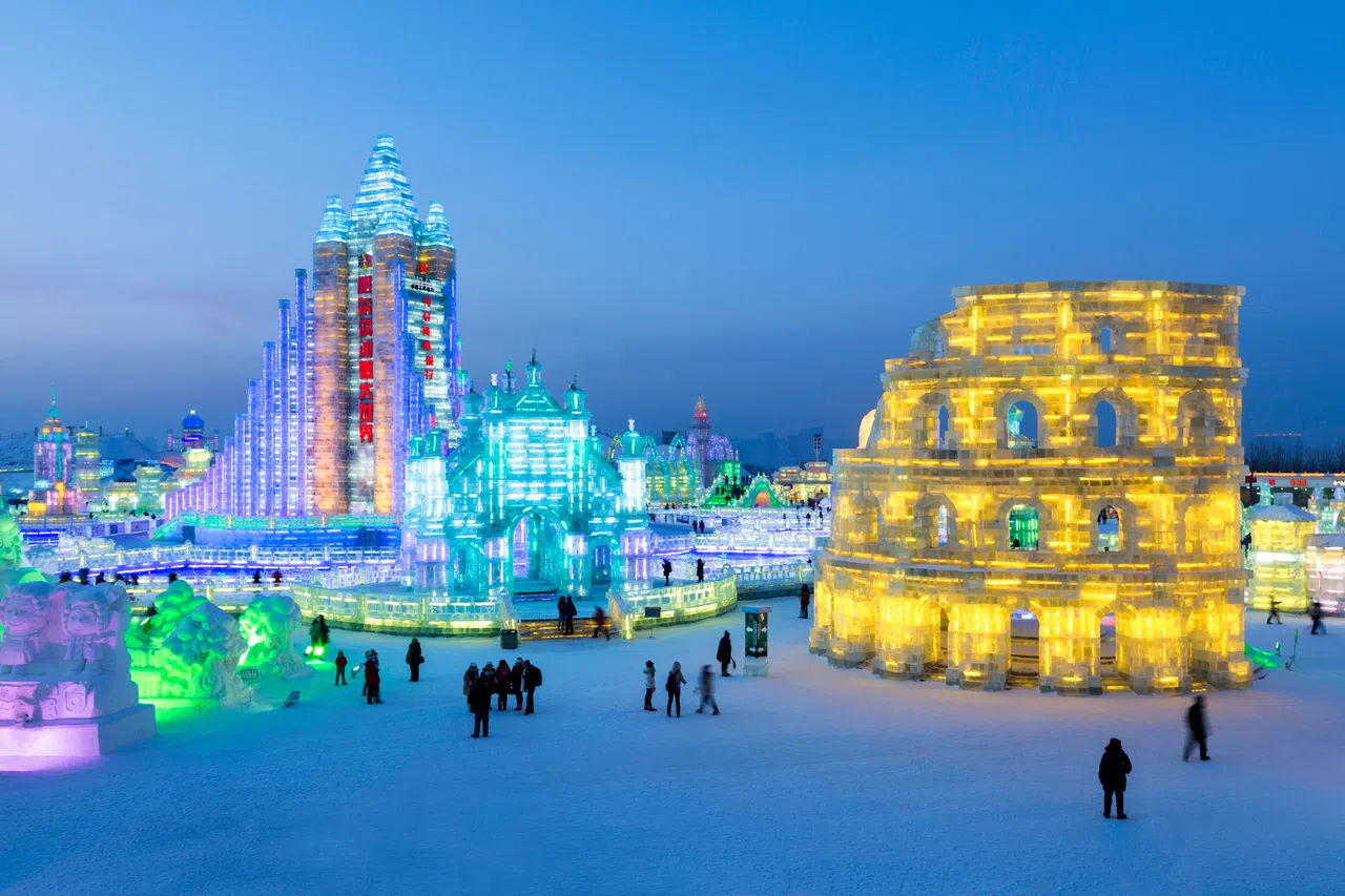 哈尔滨冰雪大世界有冰雕建成的城堡、桥梁，搭配灯光的效果，仿佛一个冰雪童话世界。（图/Getty Images）