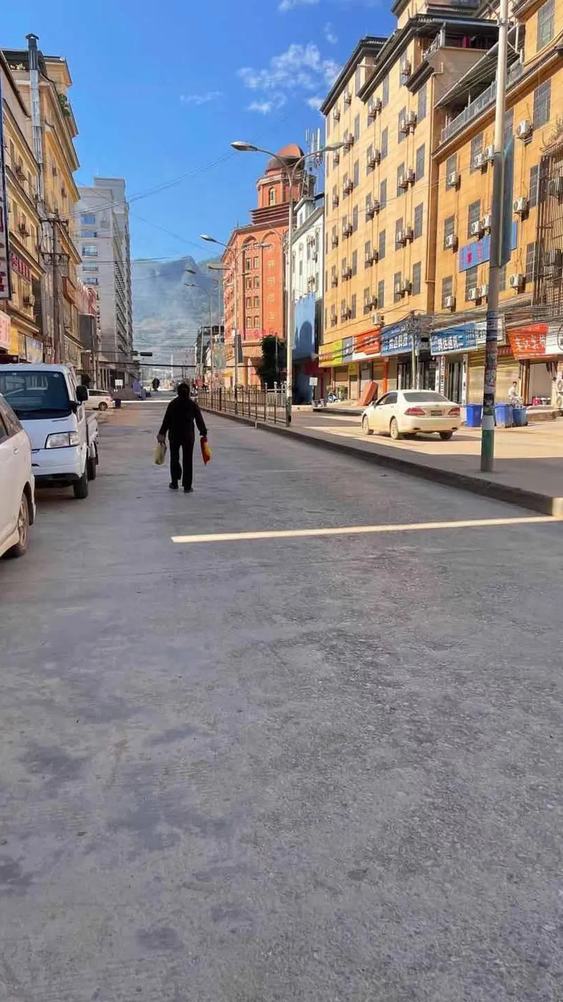缅甸民族民主同盟军宣布夺下果敢特区首府老街控制权后，当地居民陆续返回家园恢复日常生活。（取自果敢资讯网社媒X）