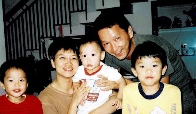 廖启智（右二）与陈敏儿（左二）幼子廖文诺（中）患血癌，于2006年不敌癌魔离世，当时未满6岁。（互联网）