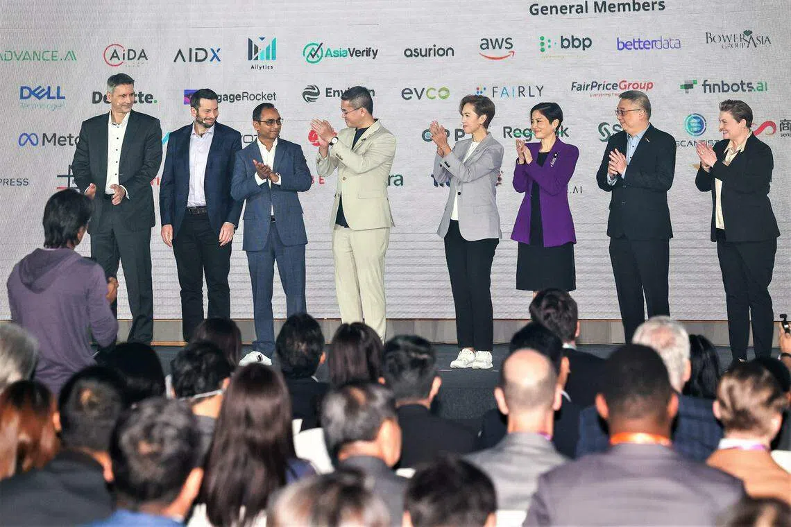 我国成立人工智能验证基金会（AI Verify Foundation），通讯及新闻部长兼内政部第二部长杨莉明（右四）和资讯通信媒体发展局局长柳俊泓（左四）与基金会成员代表承诺将合作完善行业环境。会员代表分别来自（左起）Aicadium、谷歌、IBM、微软、红帽和Salesforce。（陈斌勤摄）