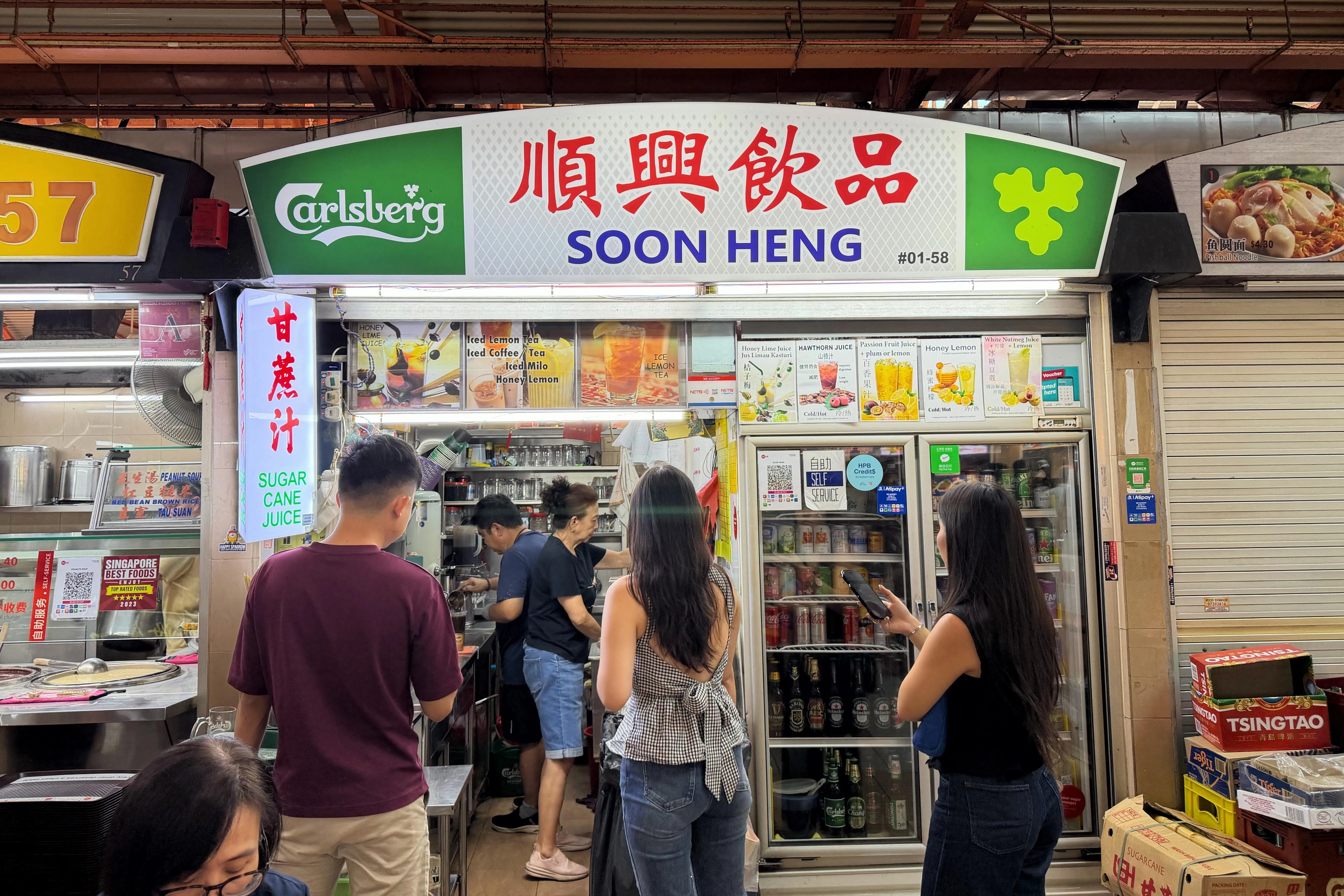 郑镜宝在麦士威小贩中心经营饮料摊已有30多年。（黄宇璇摄）