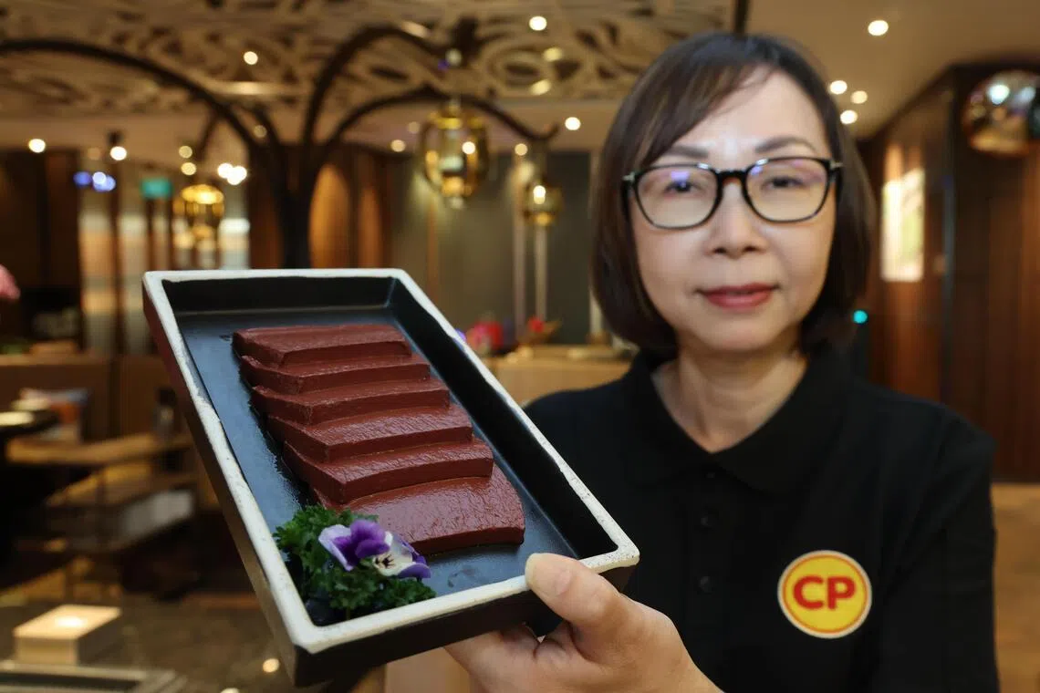 卜蜂集团新加坡董事经理叶树芬受访时说，集团自2020年开始在泰国售卖猪血，已建立一套完善的供应系统。（梁麒麟摄）