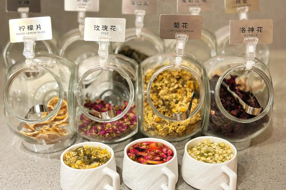 拿一个小袋子即可组合自己喜欢的花茶。（餐馆提供）