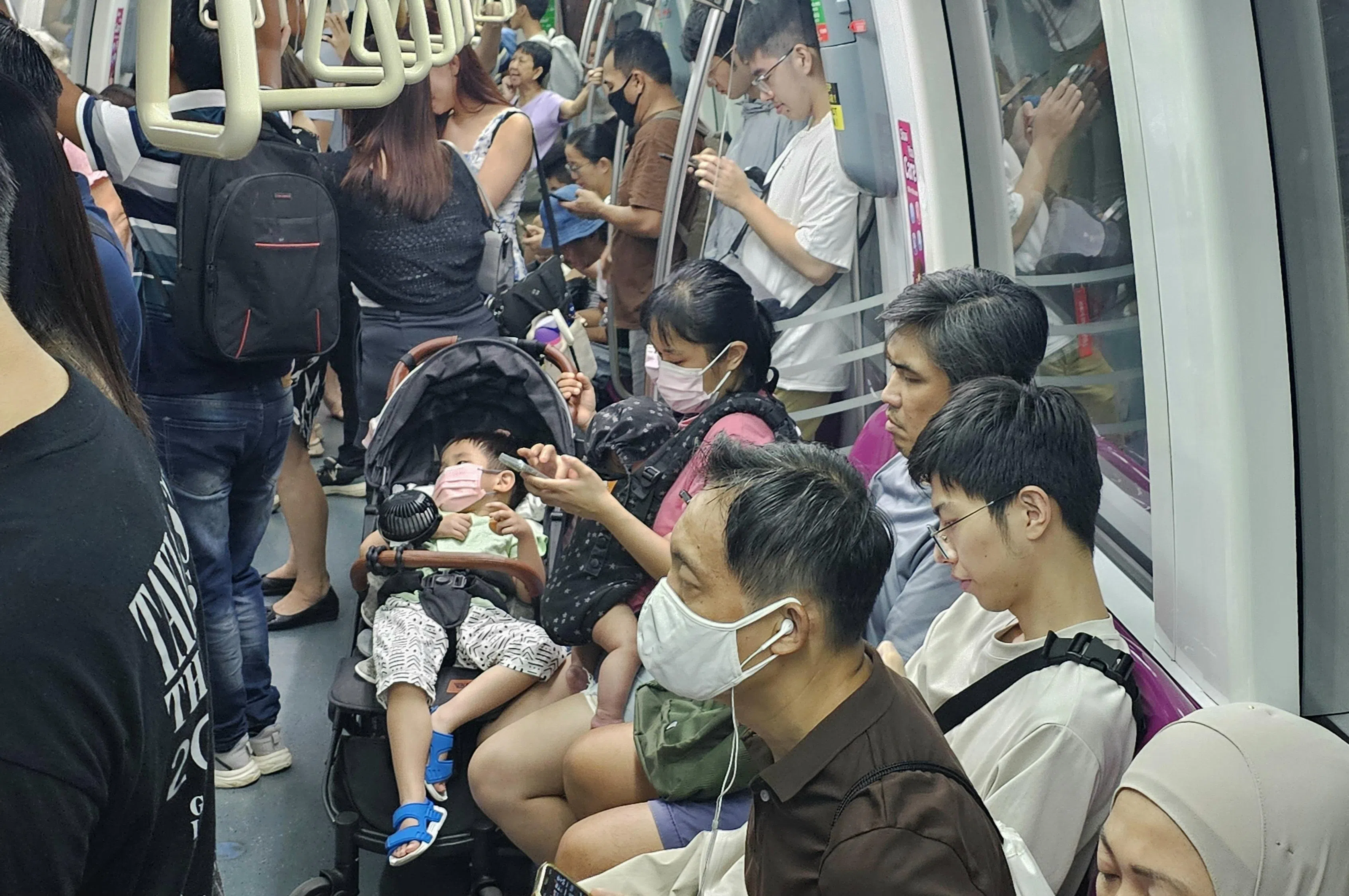 医生建议公众在拥挤的地方戴上口罩，并定期接种疫苗。（梁麒麟摄）