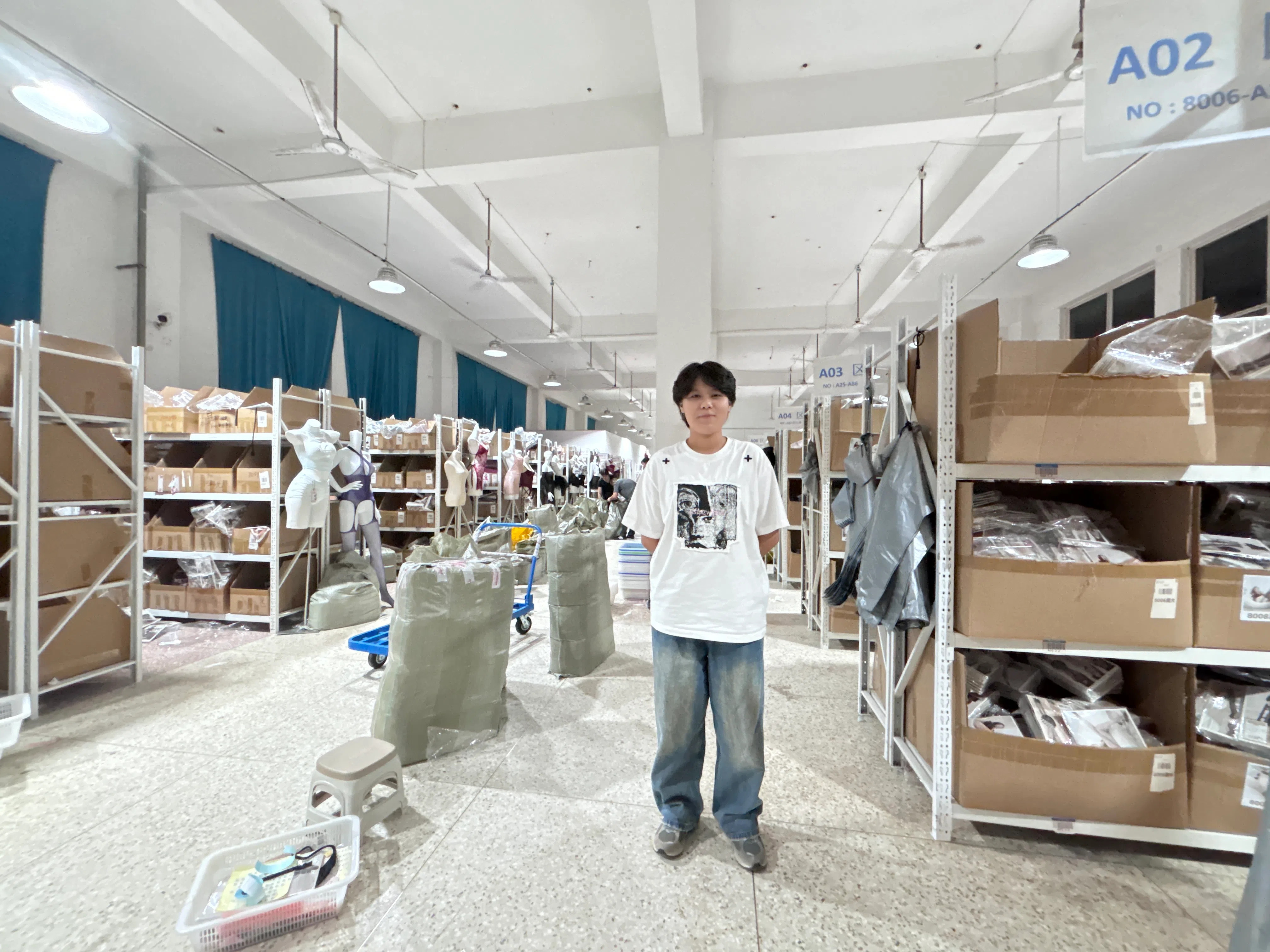 江苏灌云季末情趣内衣厂创办人陶笑笑（26岁），大学毕业后回乡建厂，短短三年厂子的年销售额已达5000万元人民币。（黎康摄）