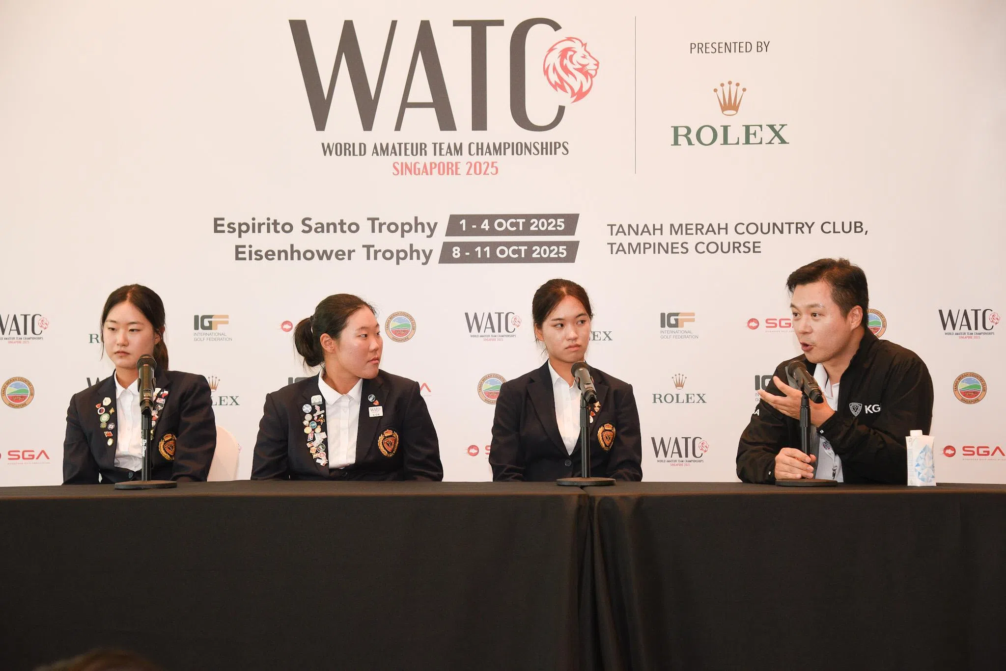 韩国队是上届冠军，不过前来卫冕的吴秀敏（左起）、朴瑞真和成雅真都是新兵。右为韩国队领队高尚元。（新加坡高尔夫球总会提供）