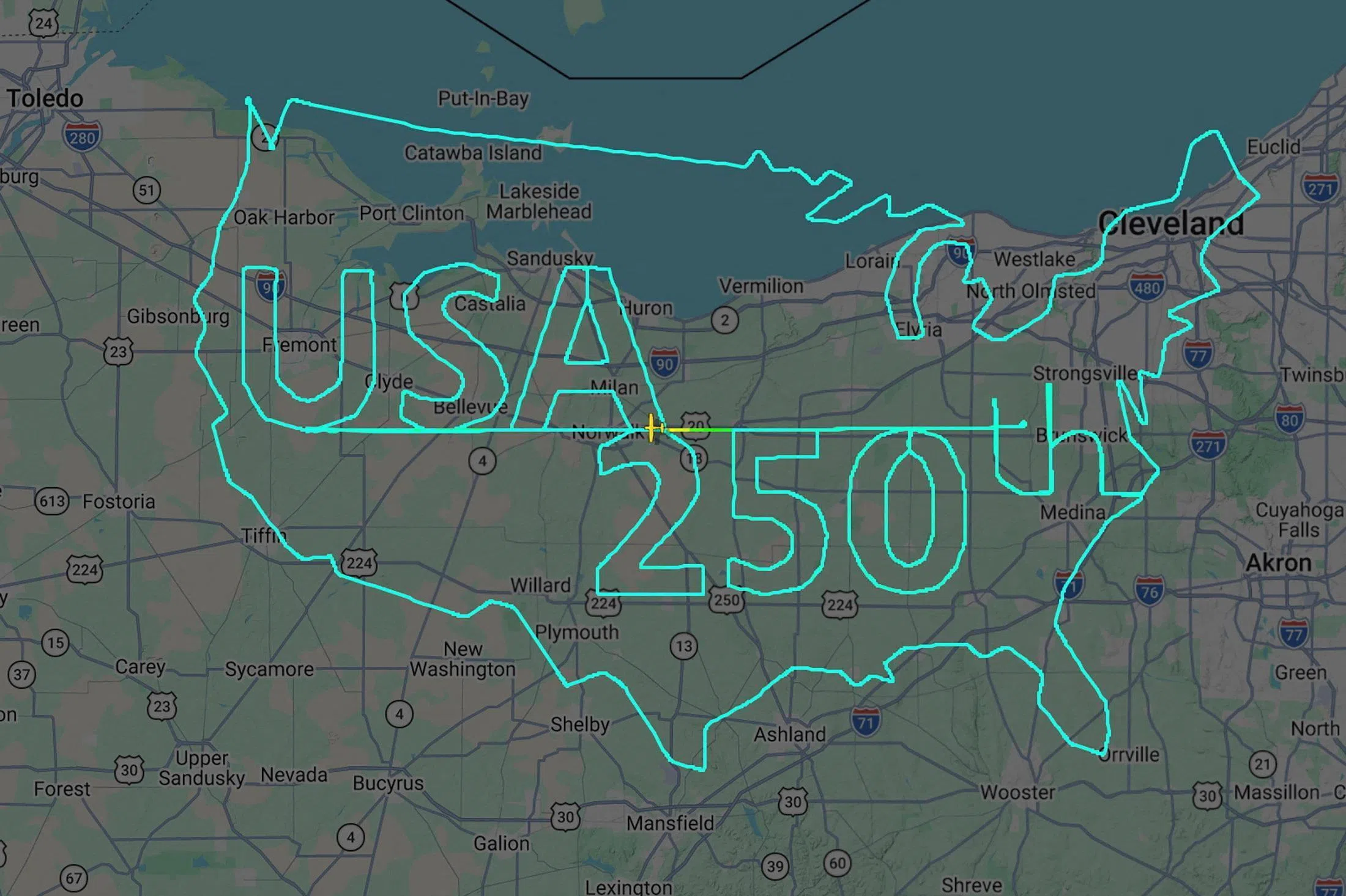 Flightradar24航班追踪数据显示，一架注册号为N4936T的塞斯纳182 Skylane RG飞机7月3日从俄亥俄州诺沃克市的诺沃克-休伦县机场起飞，进行长达六小时的飞行，划出了美国独立250周年的字样。（路透社）
