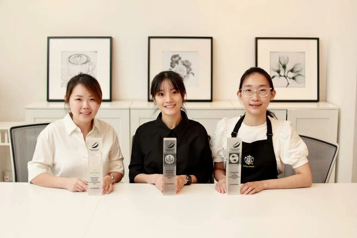 （左起）黄偌棋、陈佳敏和陈毅心谈到，咖啡师除了冲泡咖啡，还须处理许多繁重任务。（龙国雄摄）