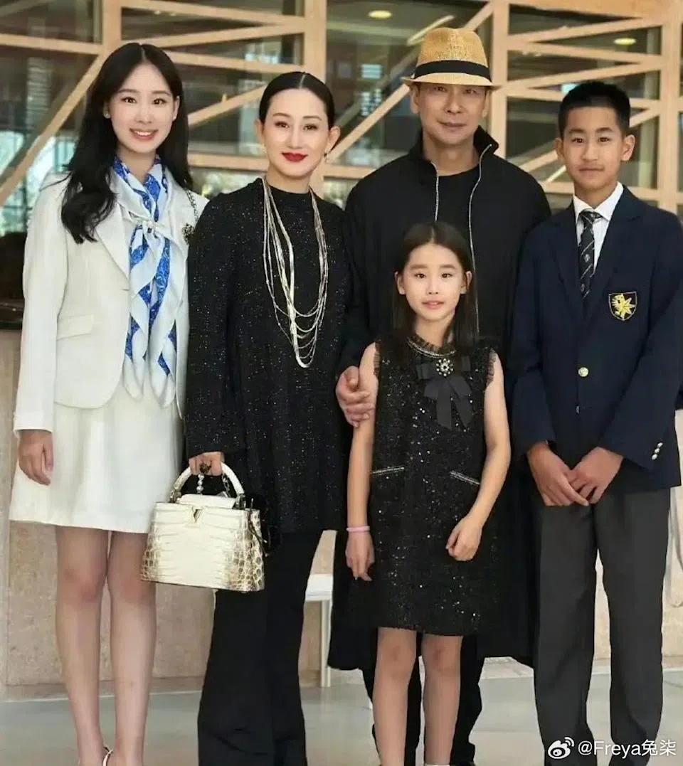 赵文卓（后排右二）罕有晒出全家福。（互联网）