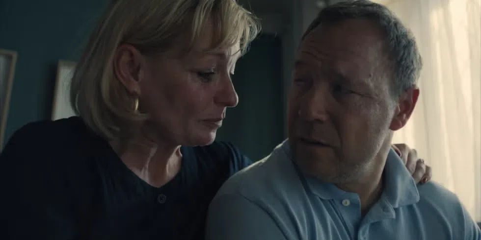 Christine Tremarco（左）和
Stephen Graham（右）在剧中饰演杀人犯Jamie Miller的父母。（互联网）