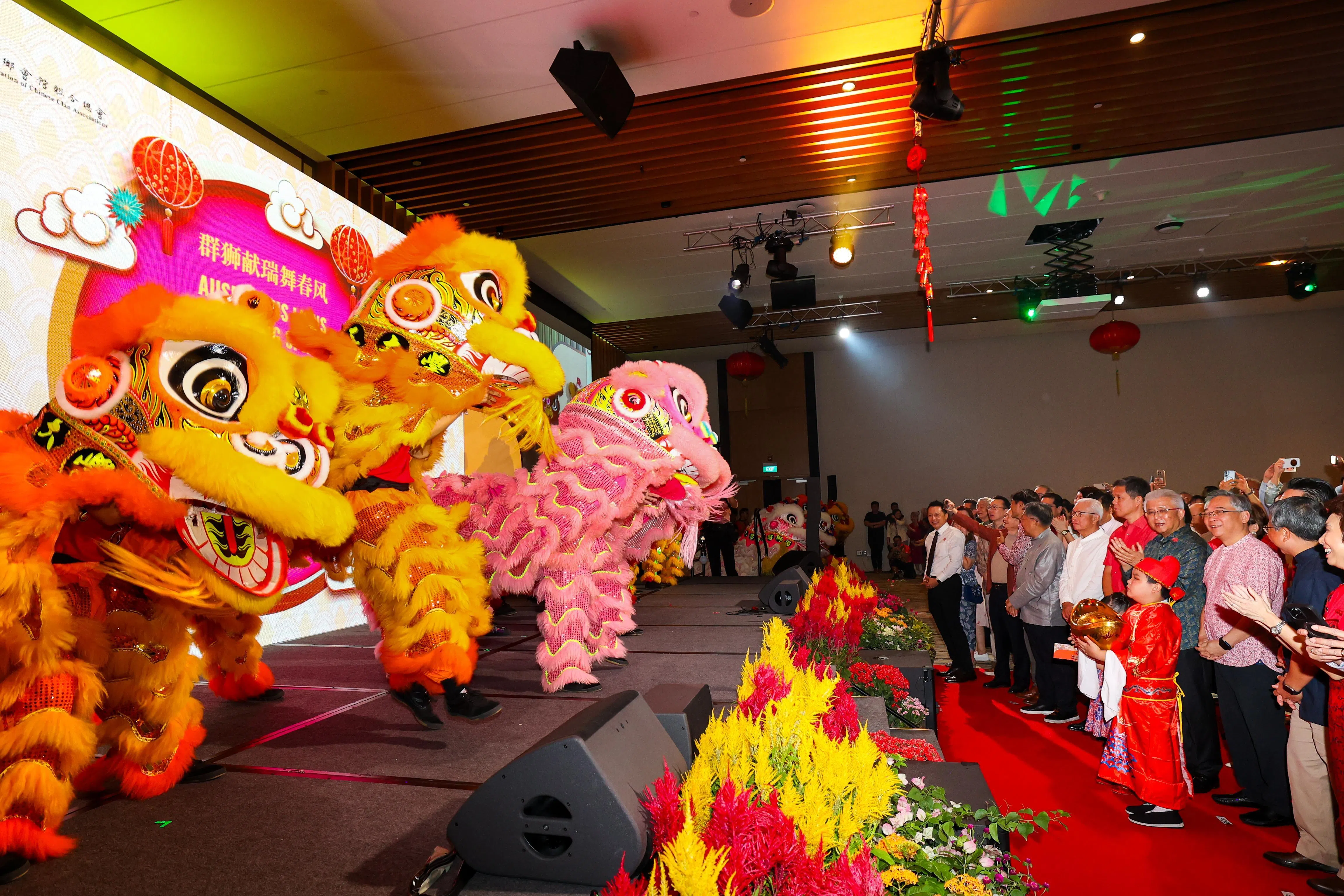 大年初三的新春团拜在新加坡华族文化中心举行，26头醒狮齐贺新岁，来自各界超过600名嘉宾共庆新春。（林明顺摄）