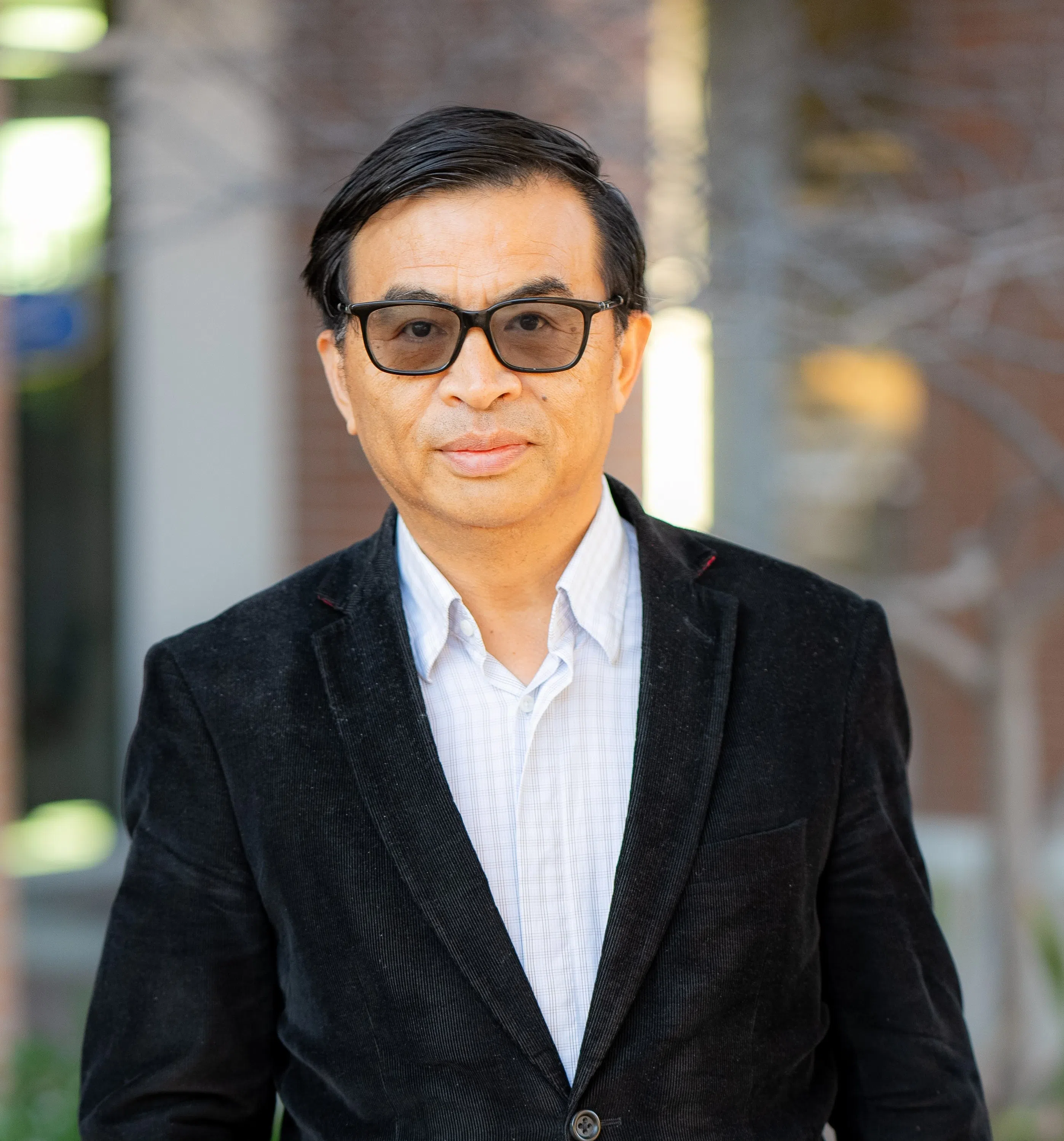 美国加州大学欧文分校历史学教授兼人文学院副院长陈勇，见证了近40年来中国学生赴美留学的浪潮。（受访者提供）