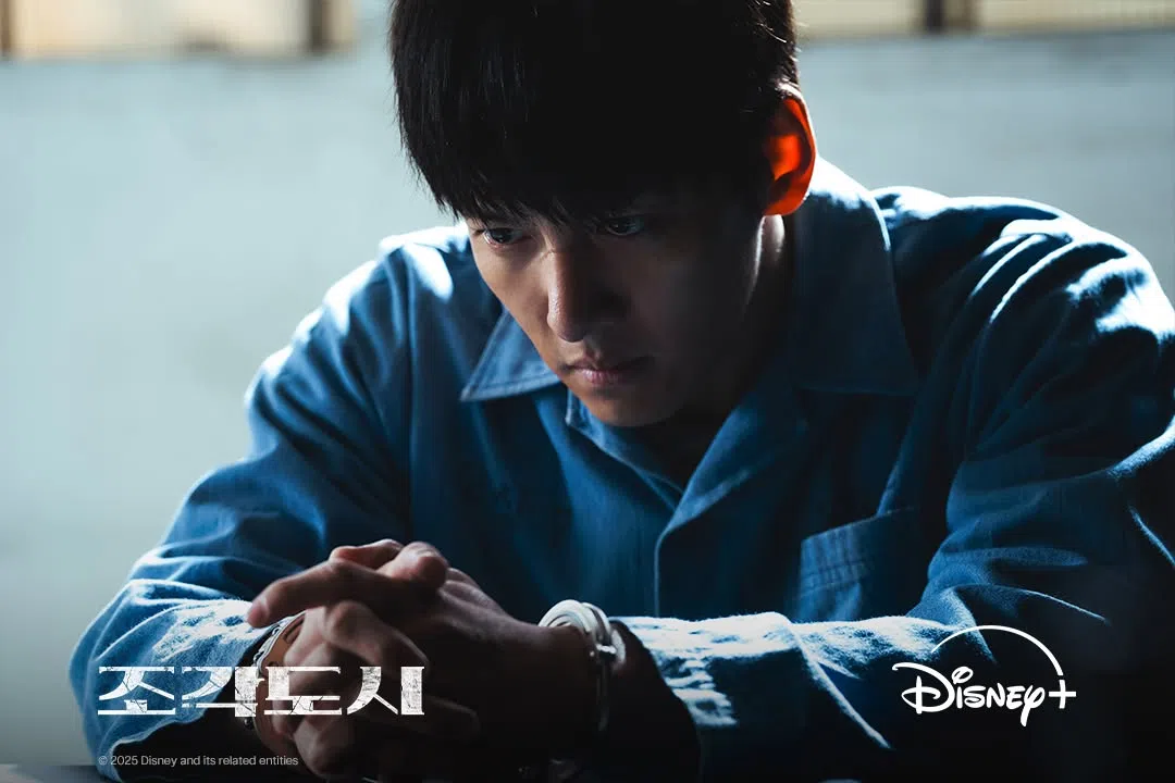 朴台仲被污蔑含冤入狱，人生跌落谷底。（取自Disneypluskr IG）