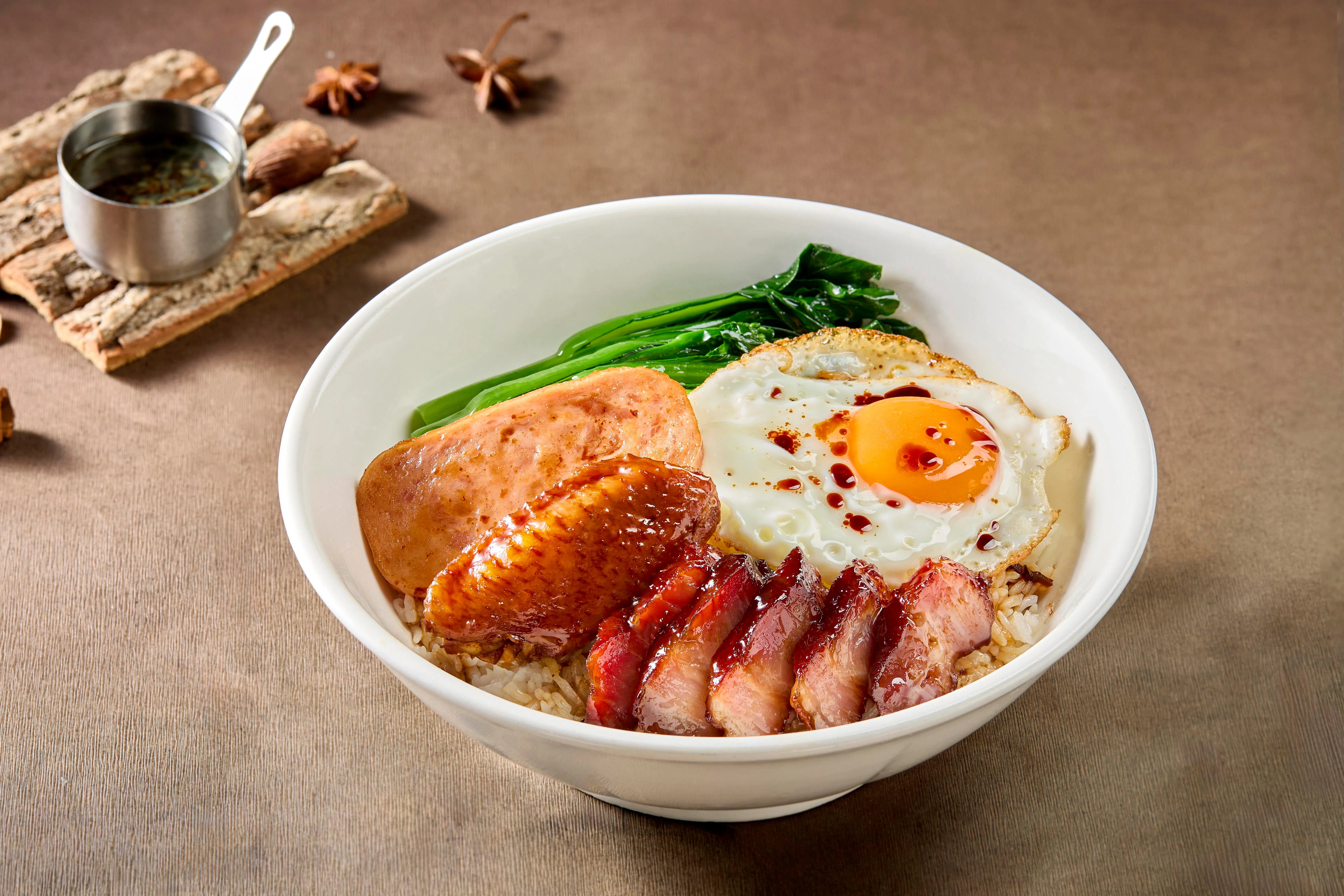 黯然销魂饭由40年经验港厨秘制，叉烧搭配五常米、溏心蛋，以及特调销魂汁，香浓满足。（餐馆提供）