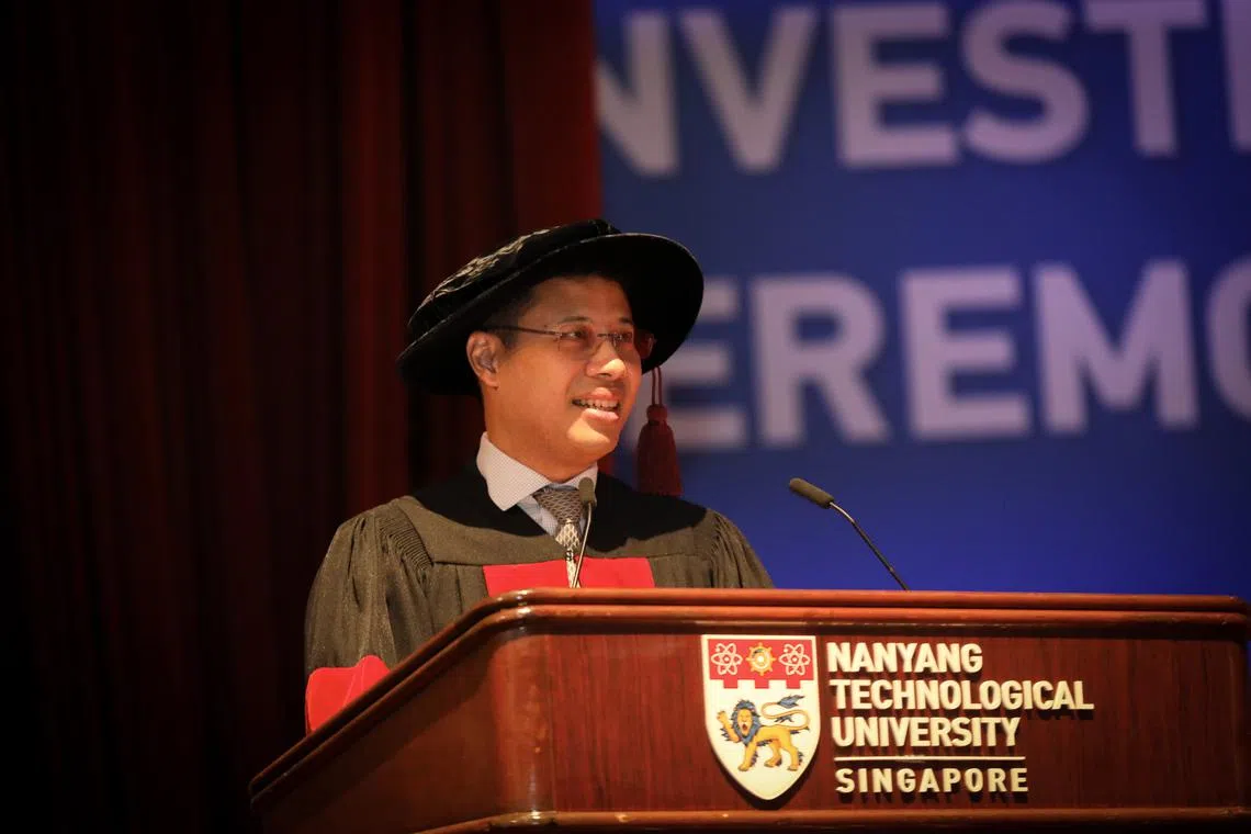 教育部长李智陞在南洋理工大学国立教育学院举行的教师就职典礼上致辞时宣布，接下来几年，我国每年将招聘超过1000名新教师，以进一步壮大教育团队。（张恺恩摄）