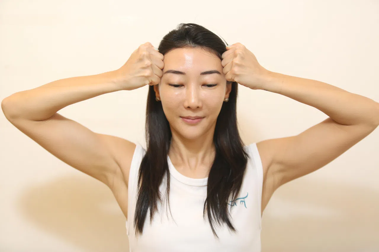 拉开抬头纹（李姿仪摄）