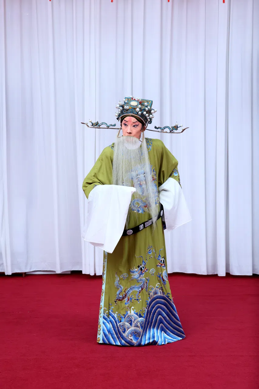 演出策划之一的平社社员水江天参考各方资料，对剧本认真细致改编，他也将参与演出。（龙国雄摄）