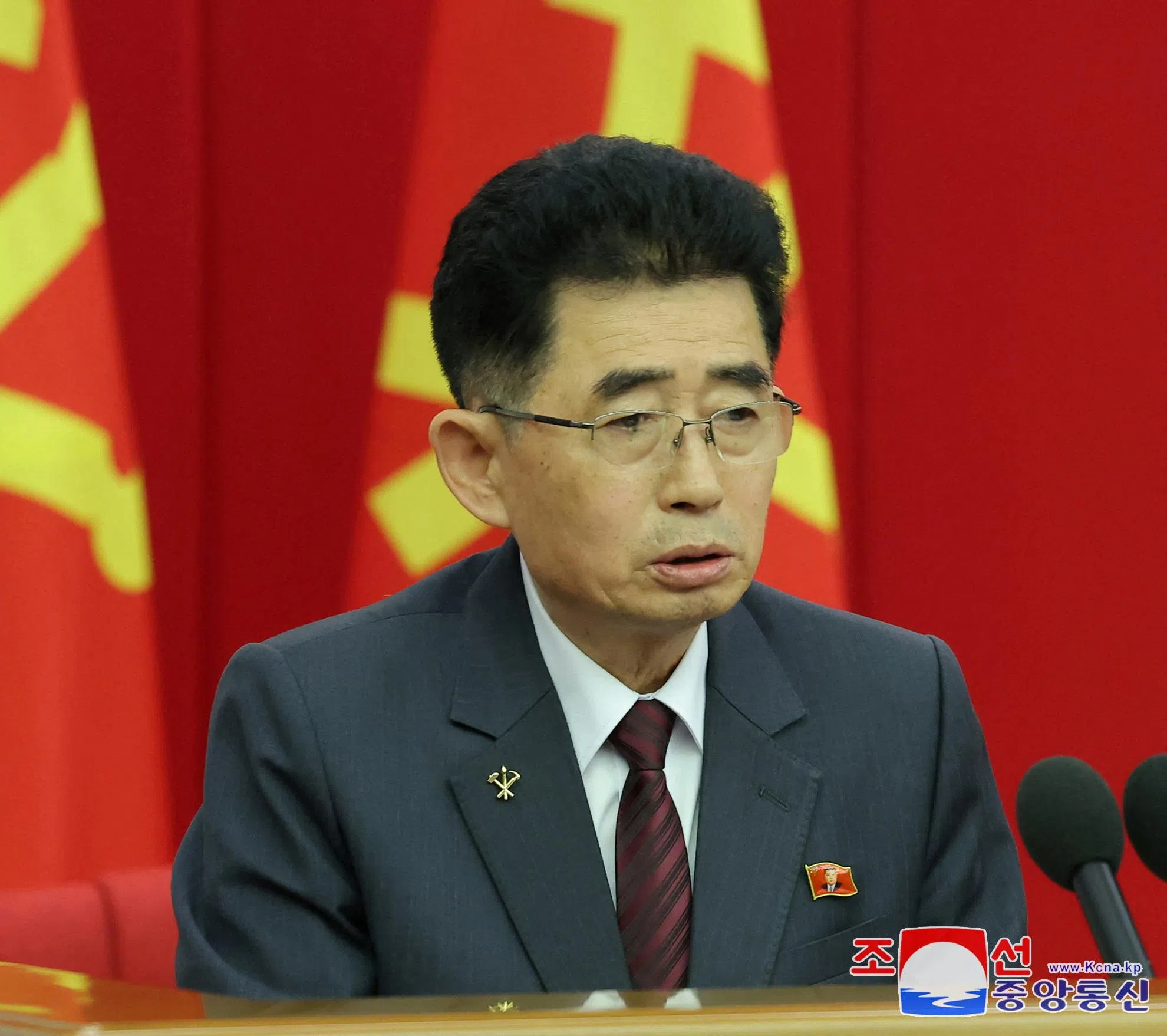 6月28日，在朝鲜劳动党第八届十中全会上，一名官员佩戴有金正恩肖像的胸针。（路透社）