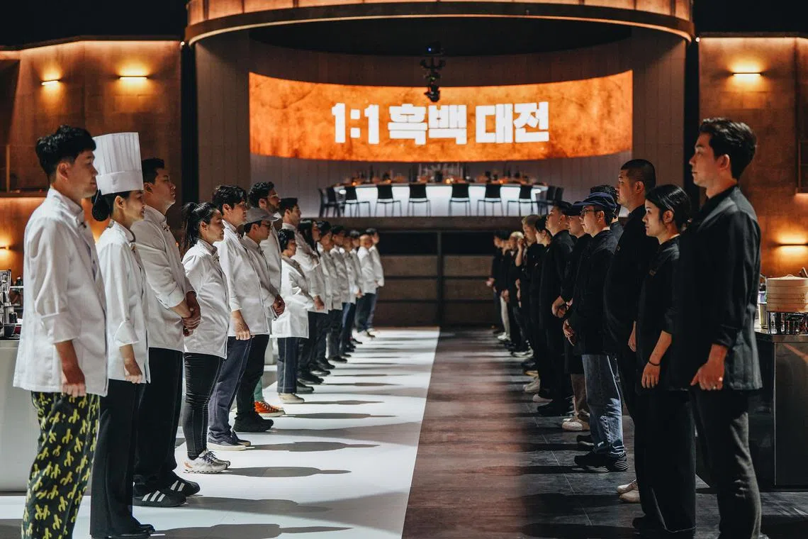 韩国综艺《黑白厨师：料理阶级战争》，通过美食比赛挑逗观众味蕾。（Netflix图）