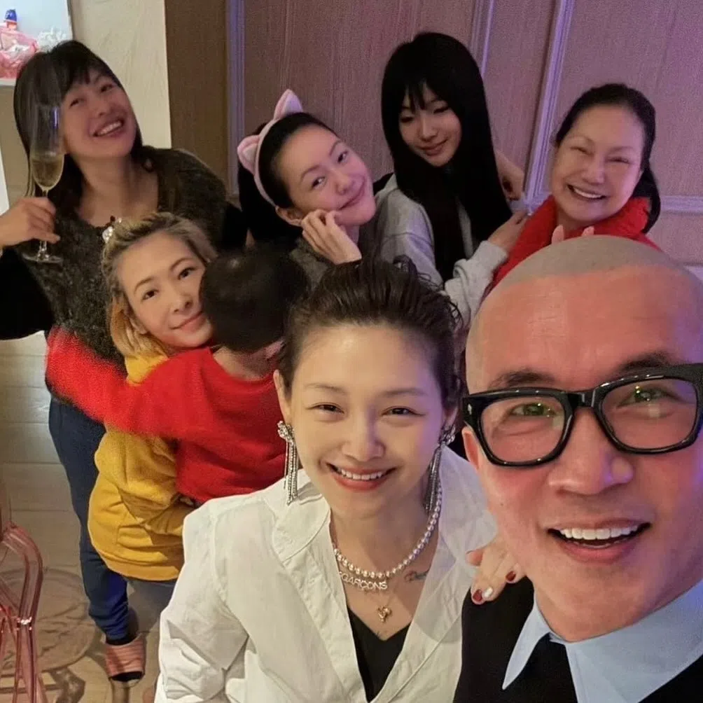具俊晔（前排右）2024年岁末分享与大S（前排左）亲友的合照。（取自具俊晔IG）