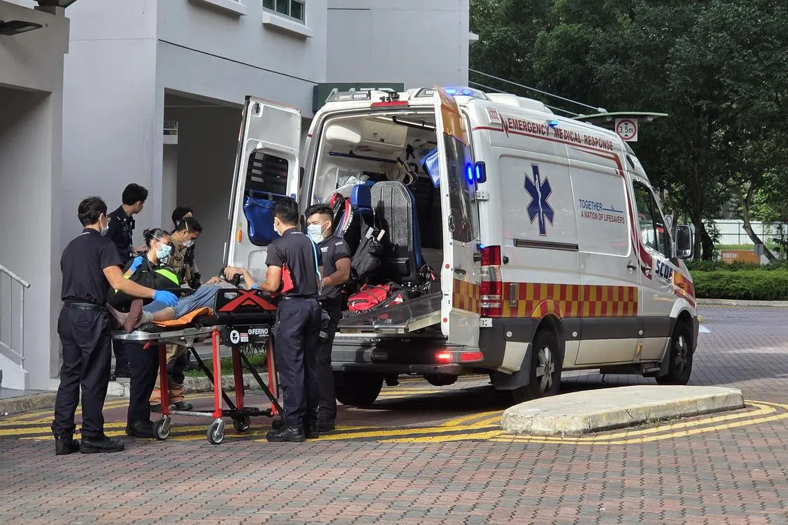 其中一名年长者被民防部队人员抬上救护车。（郑一鸣摄）