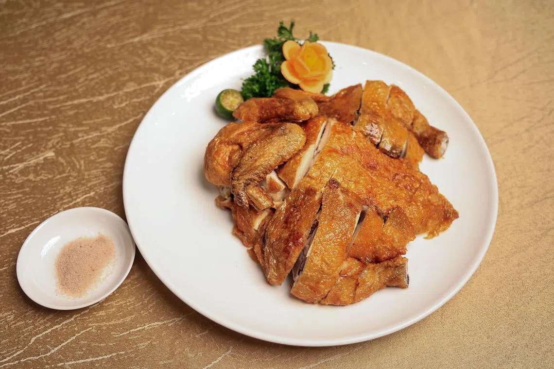 脆皮烧鸡向来是餐馆的招牌菜肴。（吴先邦摄）