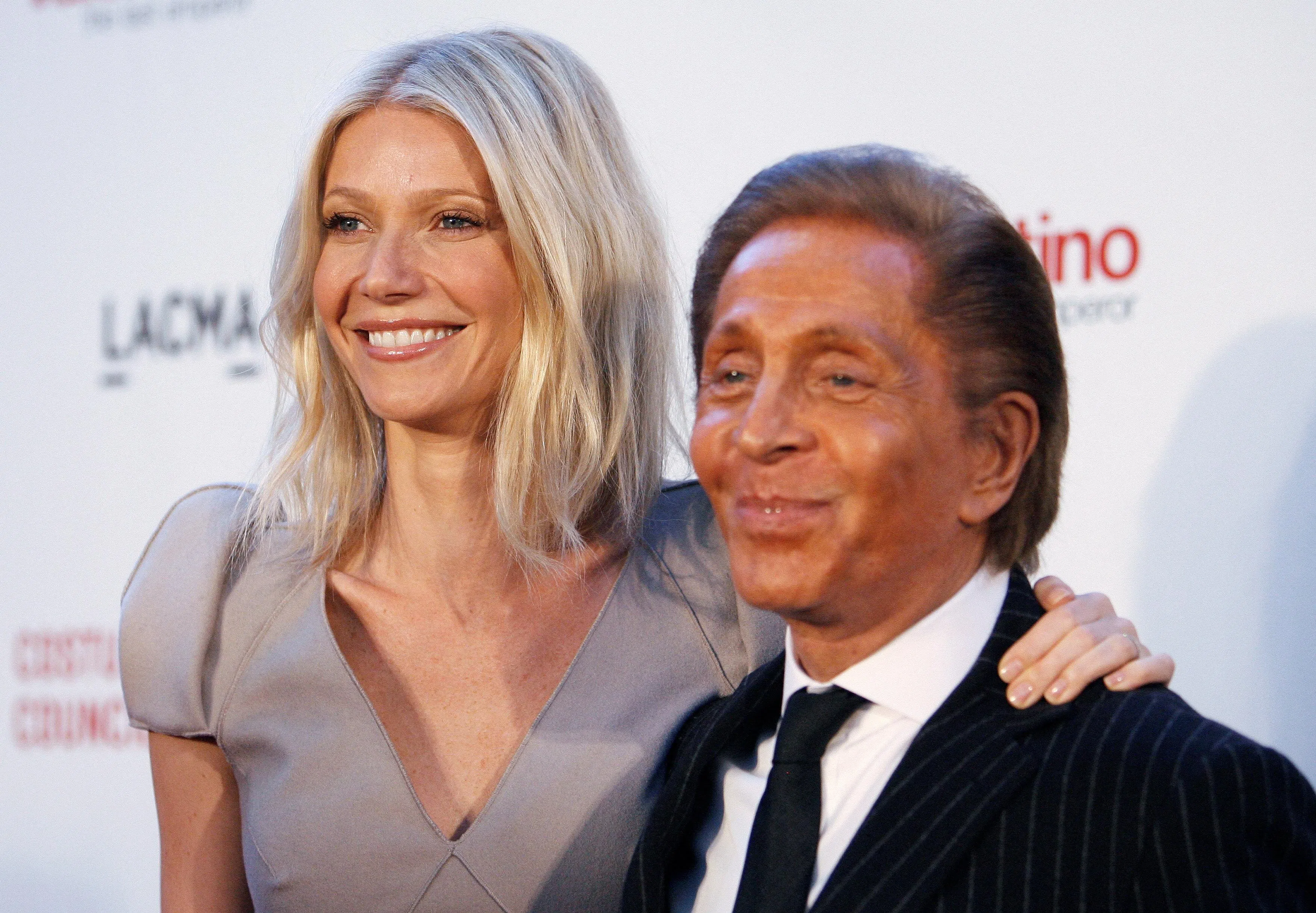 Valentino（右）和好莱坞女星Gwyneth Paltrow（桂莉芙白德露）合影。（路透社）