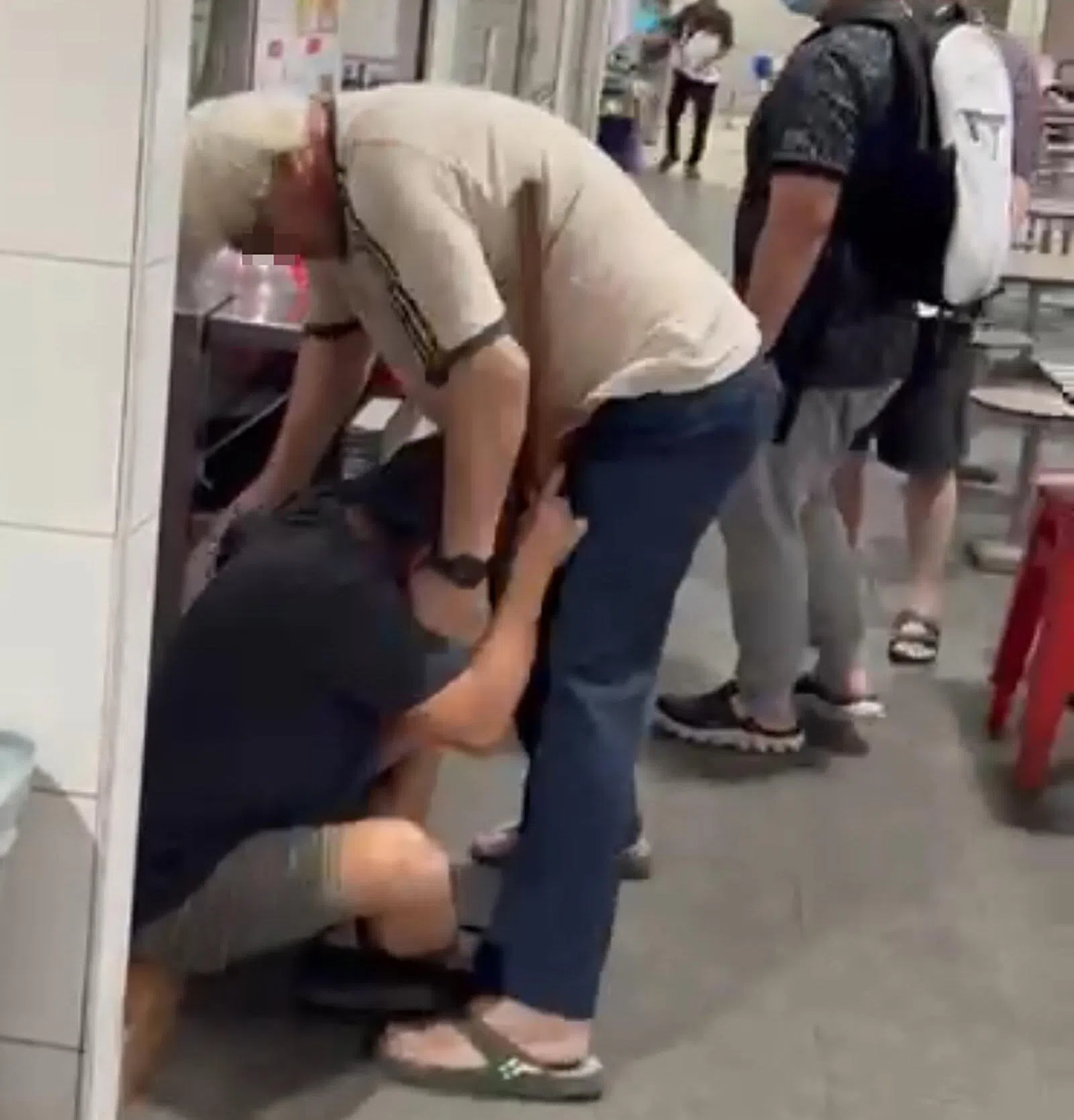 被告一度被打到摔入其中一个摊位里。（读者提供）
