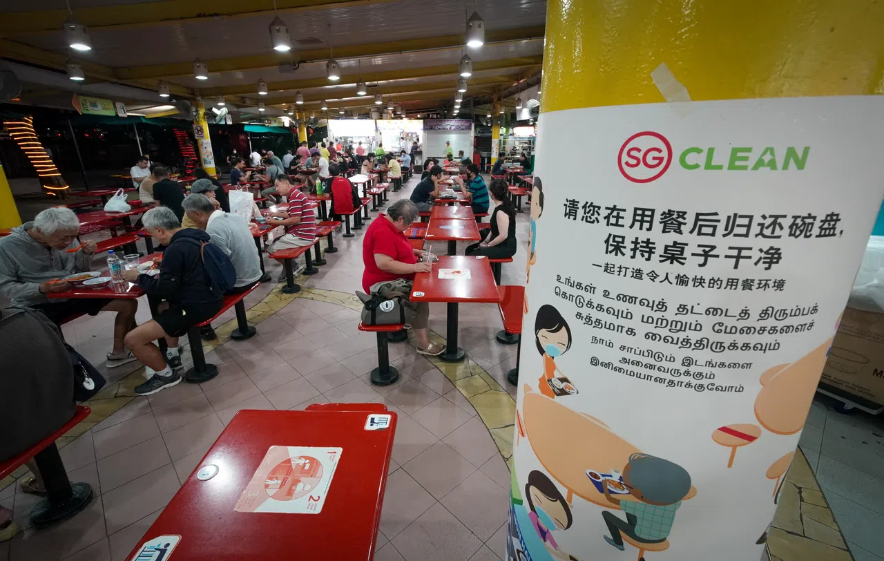 张贴在锡安路河畔熟食中心，提醒公众用餐后归还碗盘的海报。（档案照片）