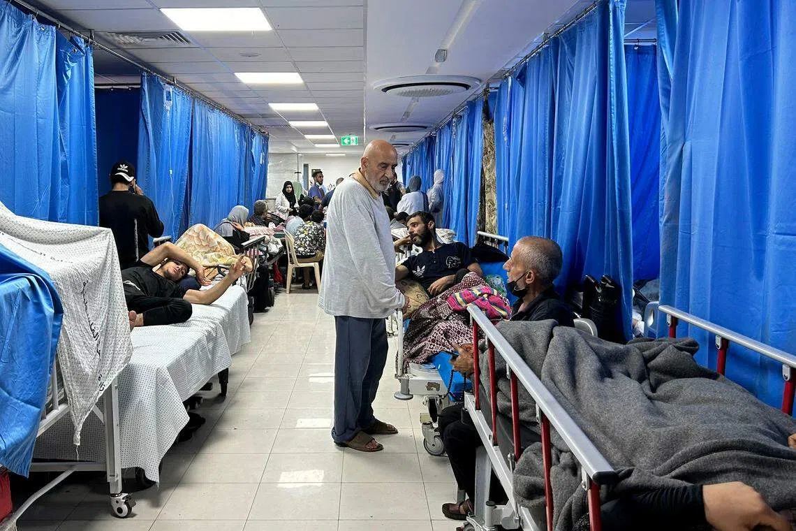 在加沙最大的希法医院，走廊上挤满了伤者、病人和垂死者。医疗人员不胜负荷，爱莫能助。（法新社）