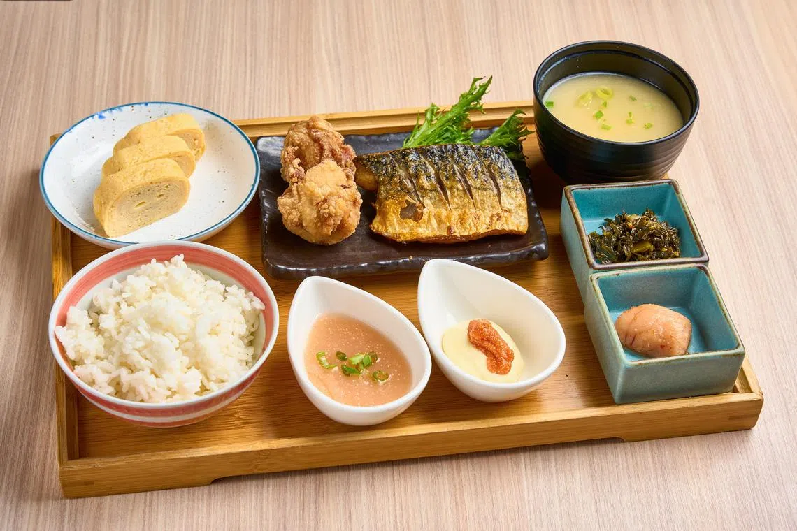 丰富的鲭鱼配炸鸡米饭套餐。（餐馆提供）