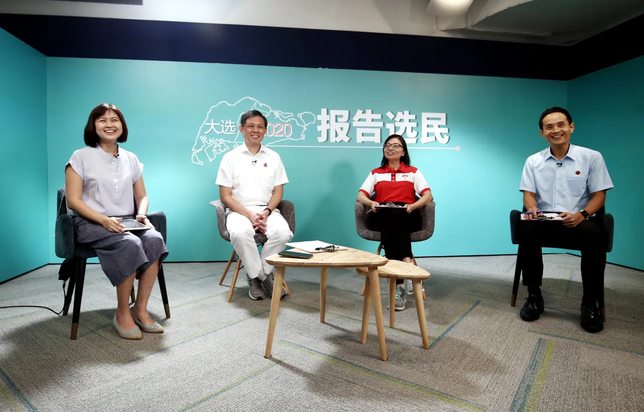 2020年7月2日傍晚，人民行动党丹戎巴葛集选区领军部长陈振
声(左二起)、新加坡前进党西海岸集选区候选人潘群勤，以及工人党东海岸集选区候选人符策涫参加早报直播节目“报告选民”政党辩论。节目由时任新加坡报业控股华文媒体集团新闻中心助理总编辑兼采访主任洪奕婷（左一）主持。（档案照片）