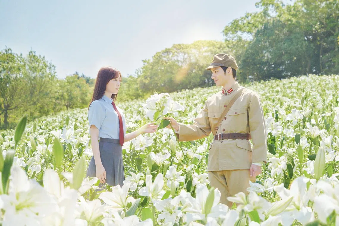 福原遥（左）和水上恒司共谱一段穿越虐恋。（发行公司光提供）